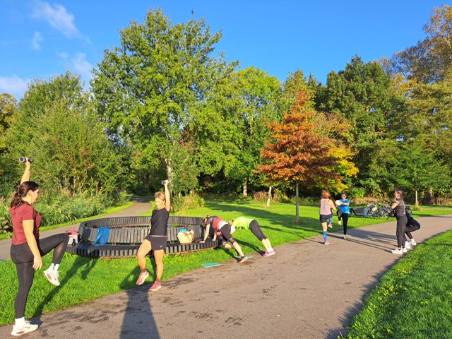 Een training met 8 mensen op een parkje